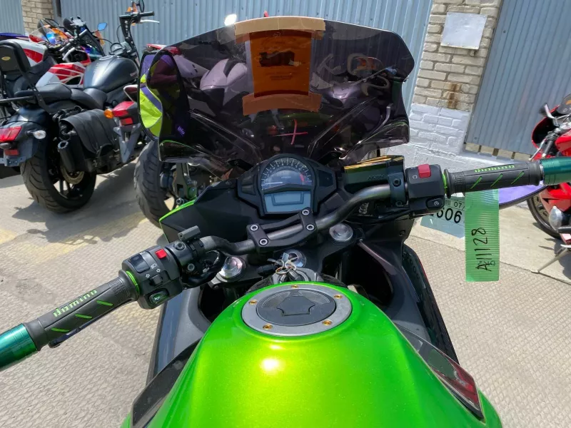 Мотоцикл Kawasaki Ninja 400 зеленый руль