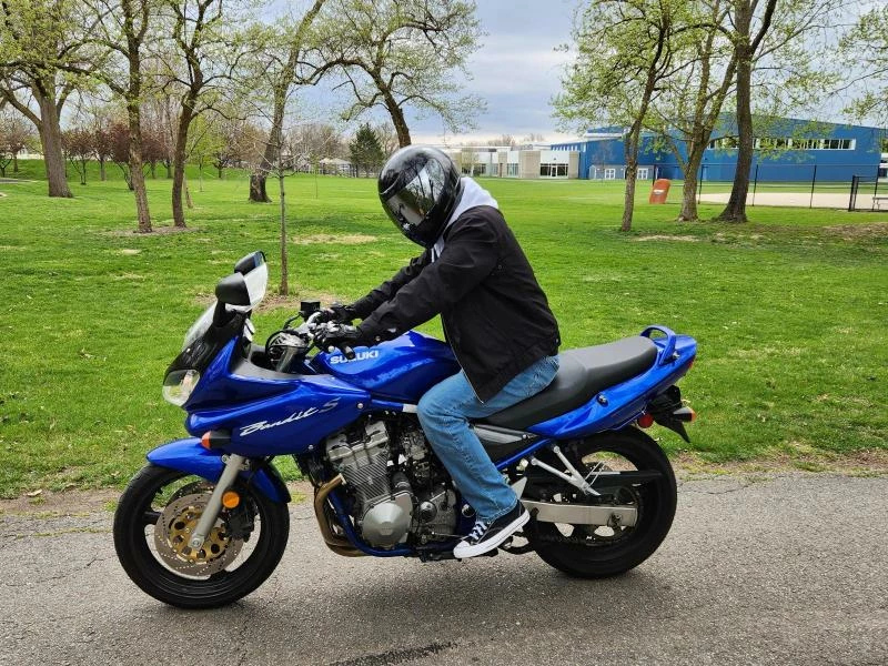 дорожный мотоцикл на фоне зелени