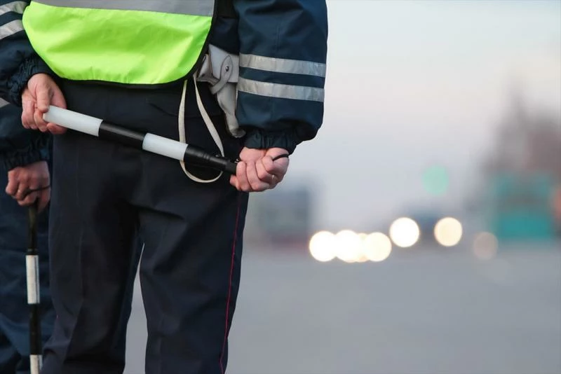 Инспектор Гаи на дороге с жезлом