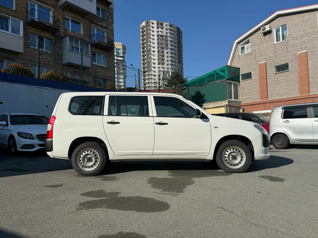 тайота пробокс вид сбоку кузов колеса литье шины