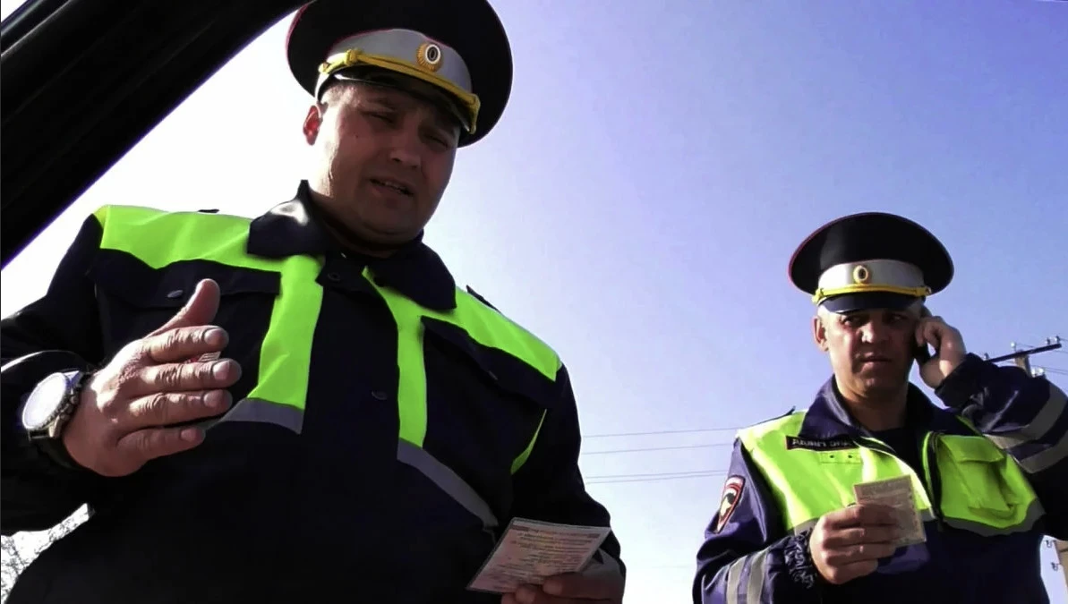 Сотрудники гаи смотрят документы