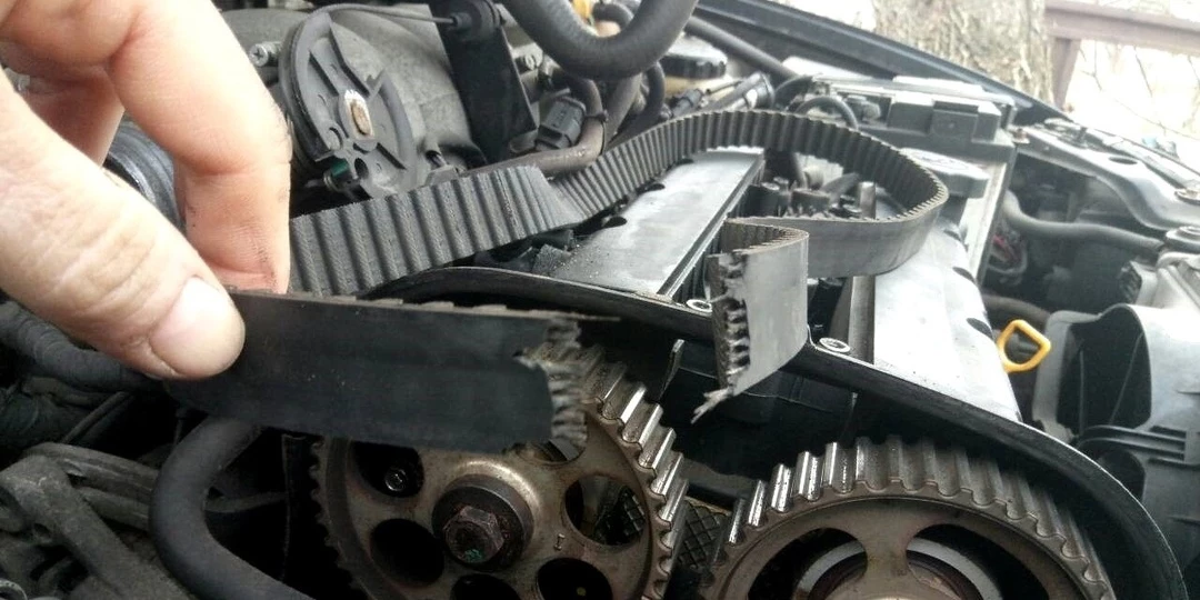 порванный ремень грм в руке