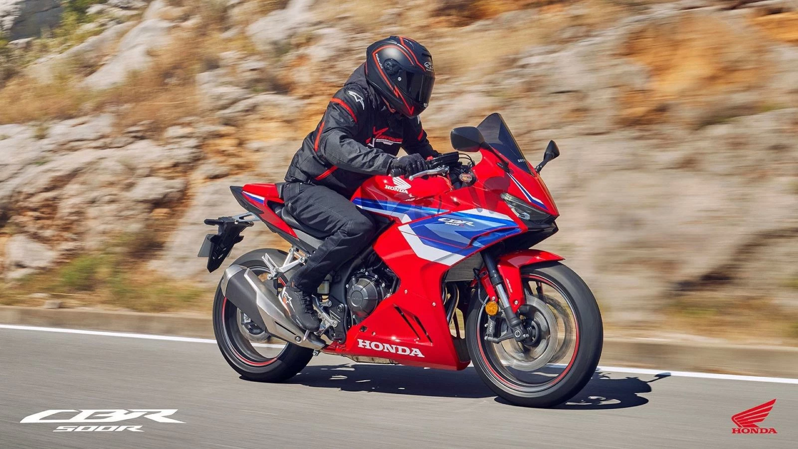 Honda CBR500R на фоне гористой местности