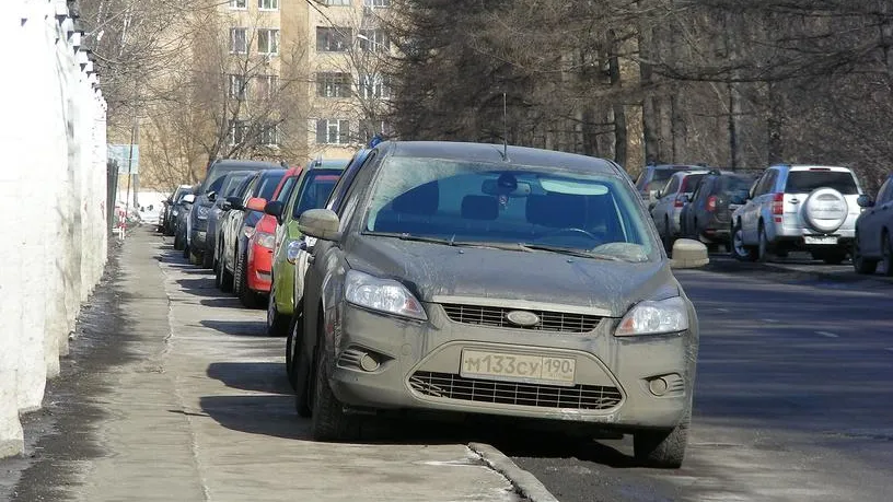 авто припаркованный на тратуаре