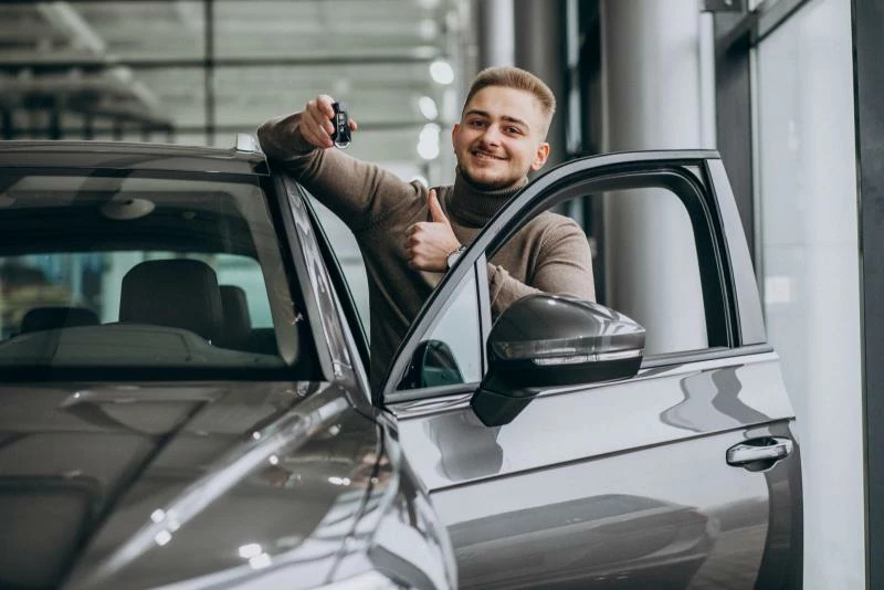 Мужчина возле авто держит ключи