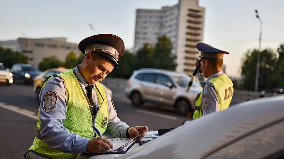 инспектор гаи выписывает штраф