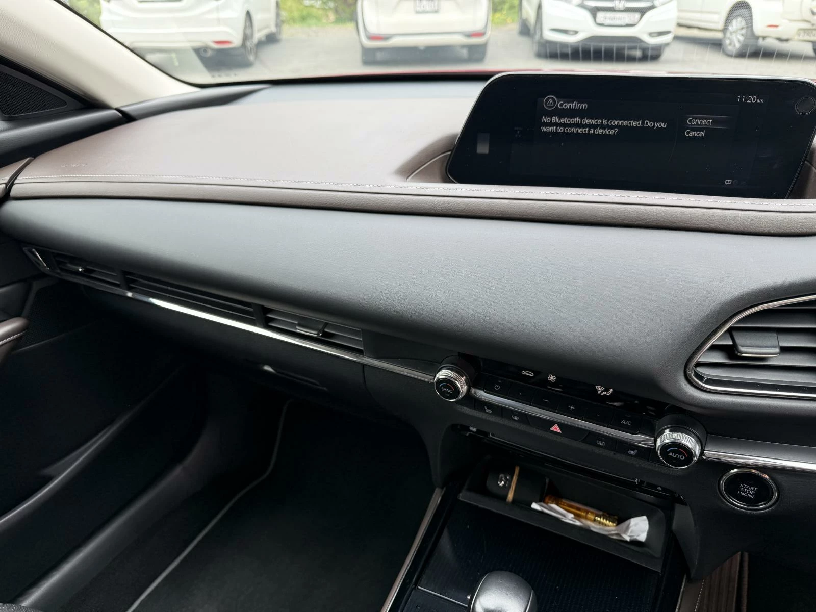 Mazda CX-30 2021 красная приборная панель