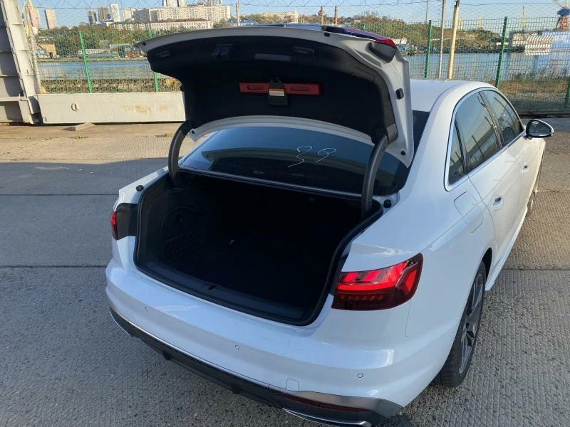 багажник audi a4 белого цвета на фоне моря