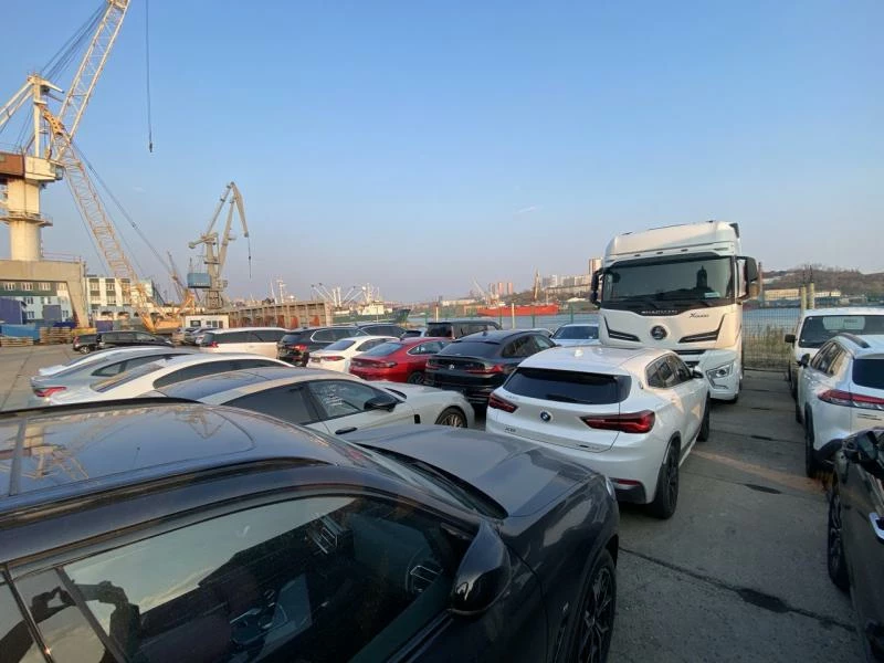 автомобили на парковке а порту мангистика логистика