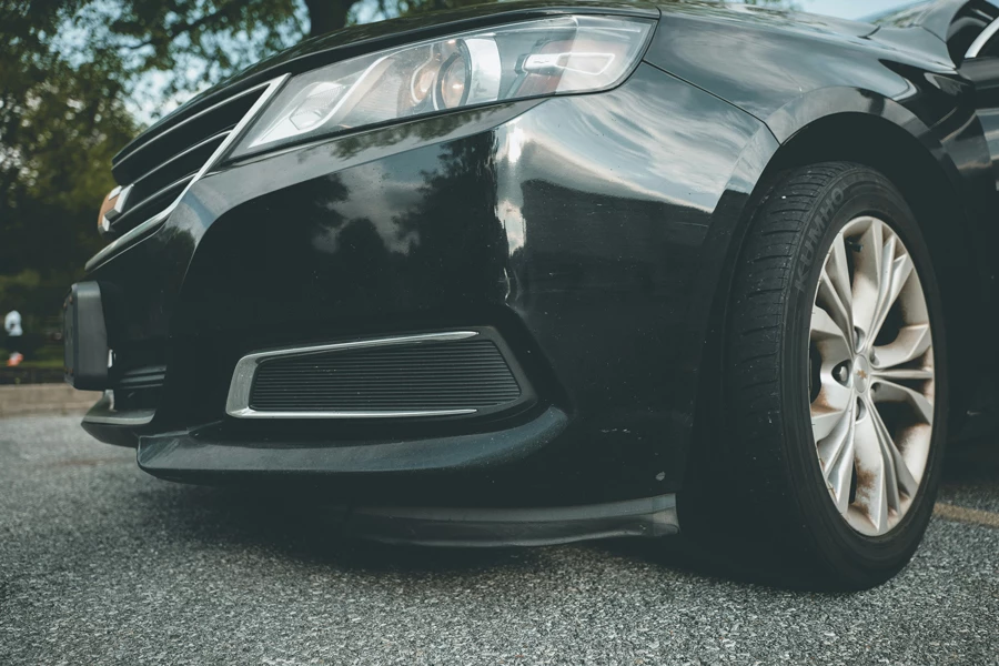 черный шевролет летом стоит на улице