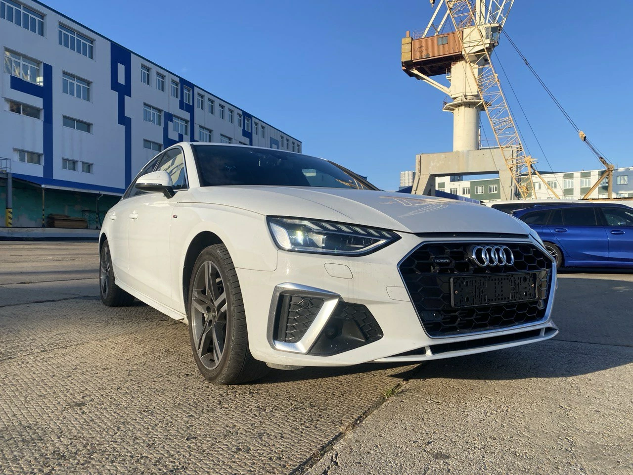 Ауди А4 белый цвет вид спереди, фары, морда