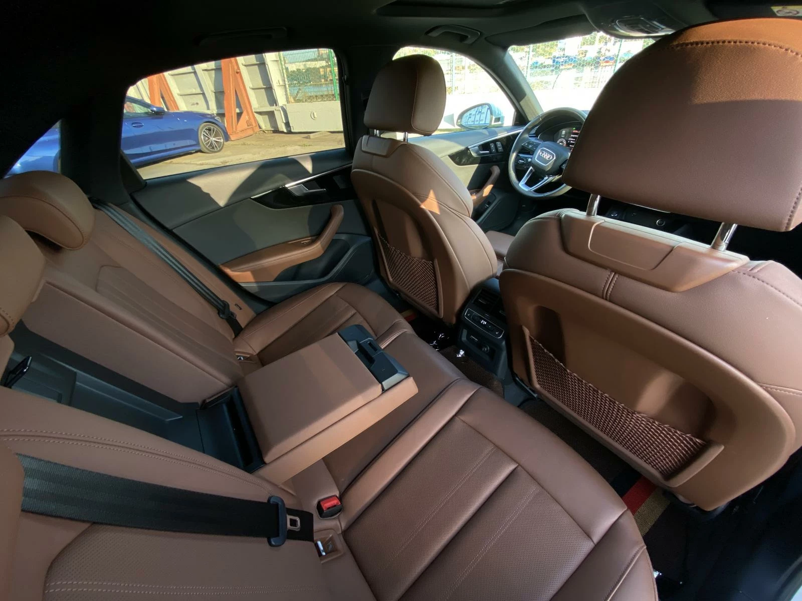 Ауди А4 рыжий кожаный салон