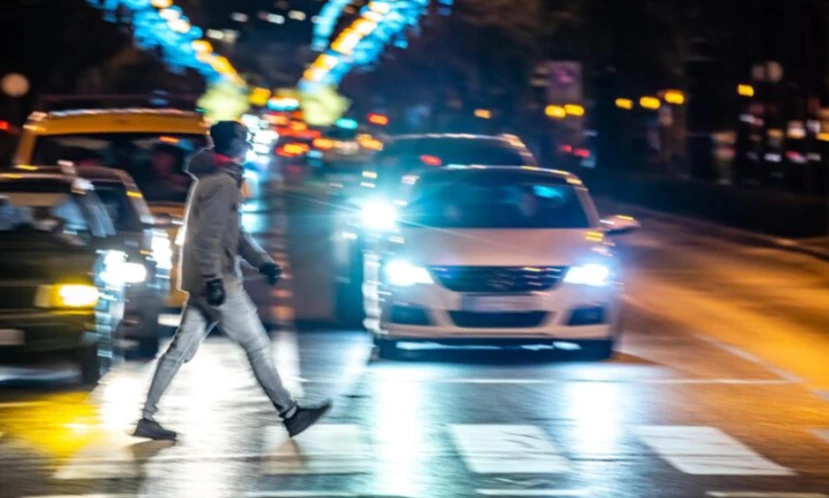 Пешеходный переход ночью человек переходит свет фар