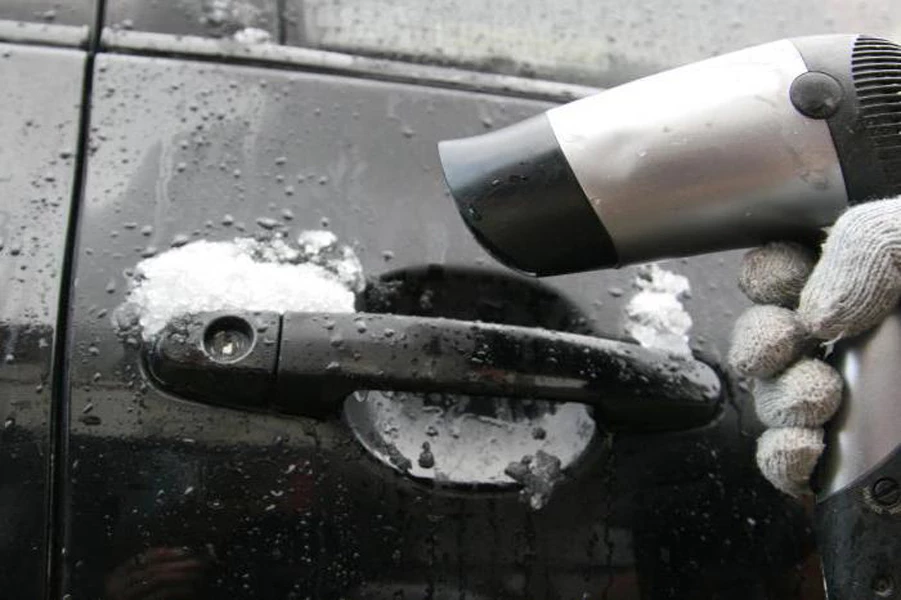 фен автомобильный замок зимой продуть феном замок