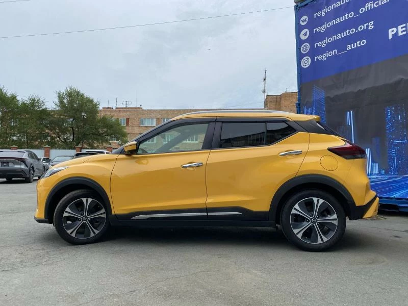  Nissan Kicks e-POWER P15 желтый вид сбоку кузов двери