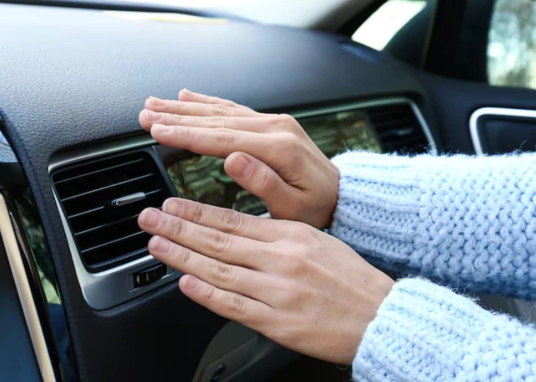 печка и руки в голубом свитере