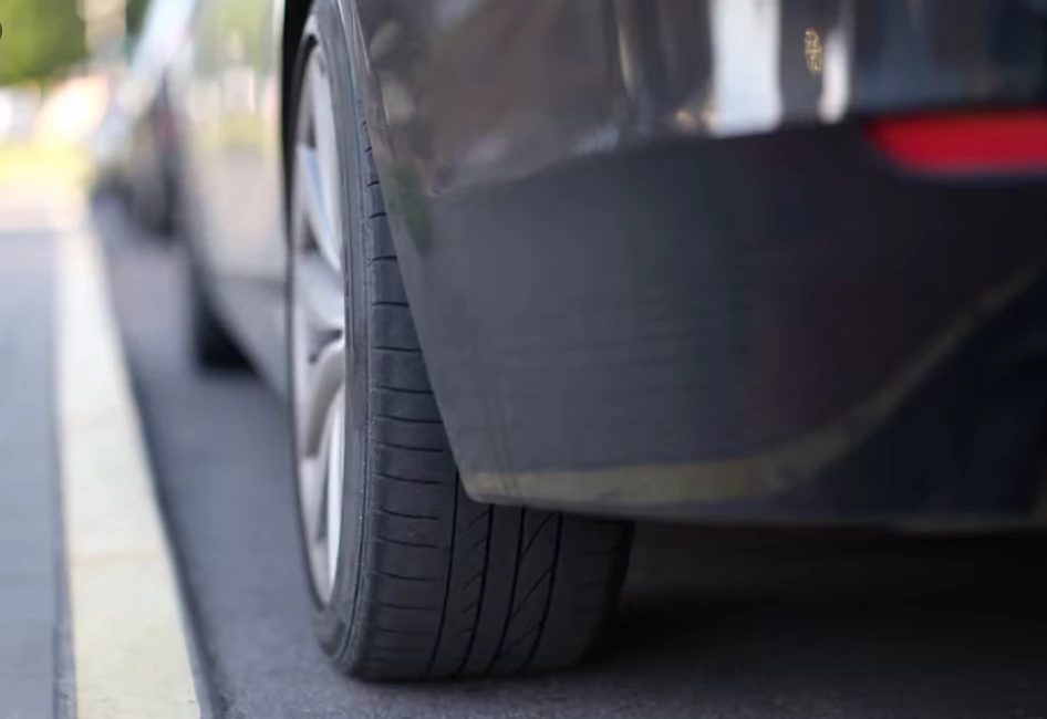 машина стоит у бардюра