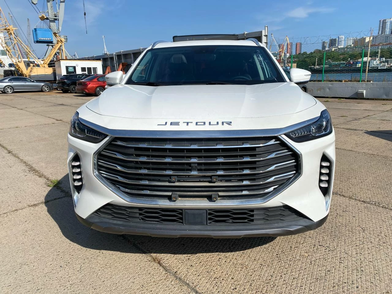  Jetour X70 Plus белого цвета решетка бампер