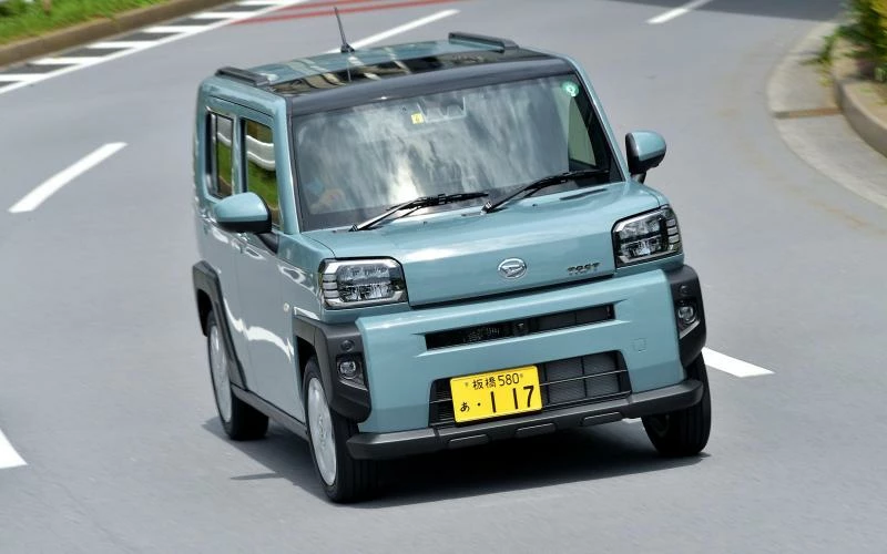 Daihatsu Taft едет по дороге