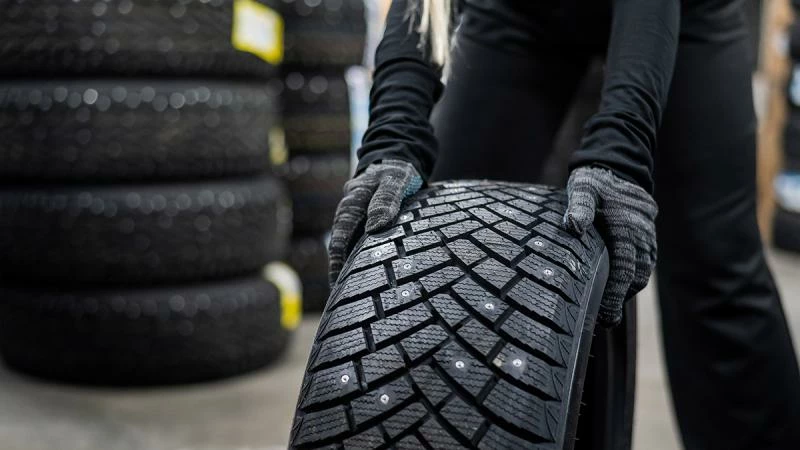 шипованные шины в шиномонтаже катит мастер