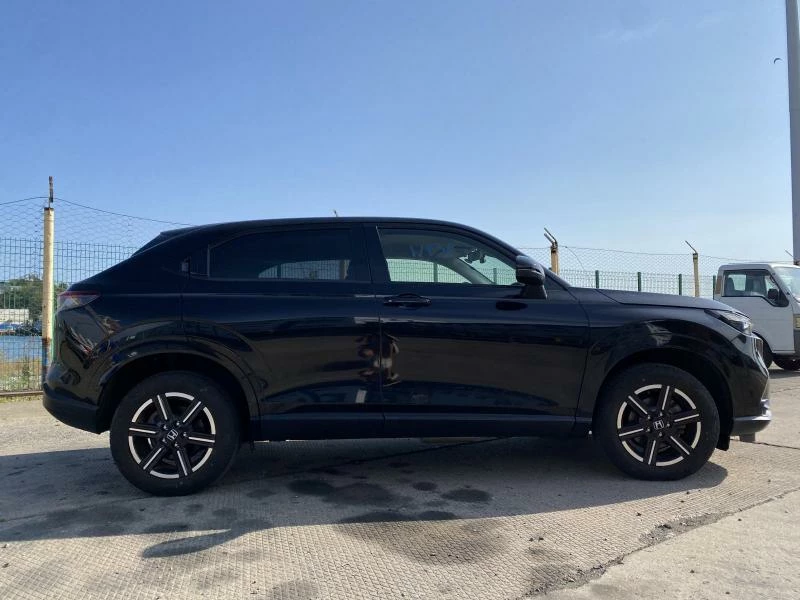 хонда везель второе поколение 2020 год в черном цвете вид сбоку кузов на фоне голубого неба