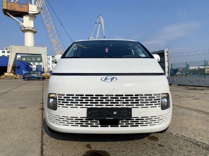 Hyundai Staria US4 2022 на фоне крана голубое небо