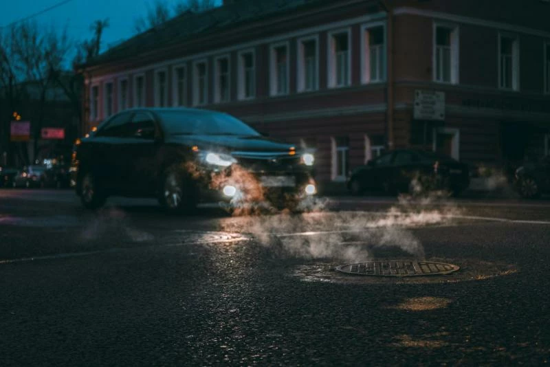 автомобиль едет в темноте включены фары в России