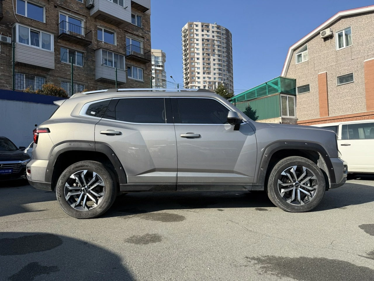 Haval Dargo кузов серый вид сбоку двери