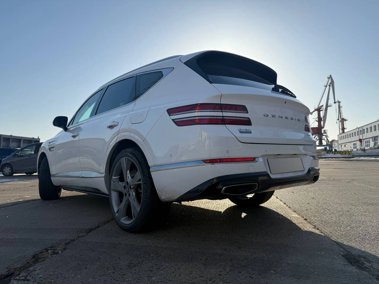 Genesis GV80 2021 белый вид сзади