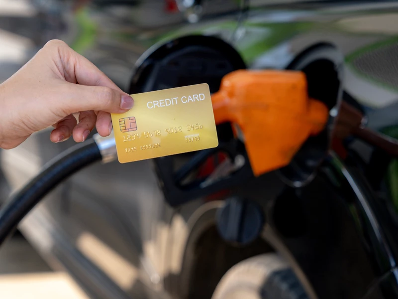 топливный пистолет и кредитная карта