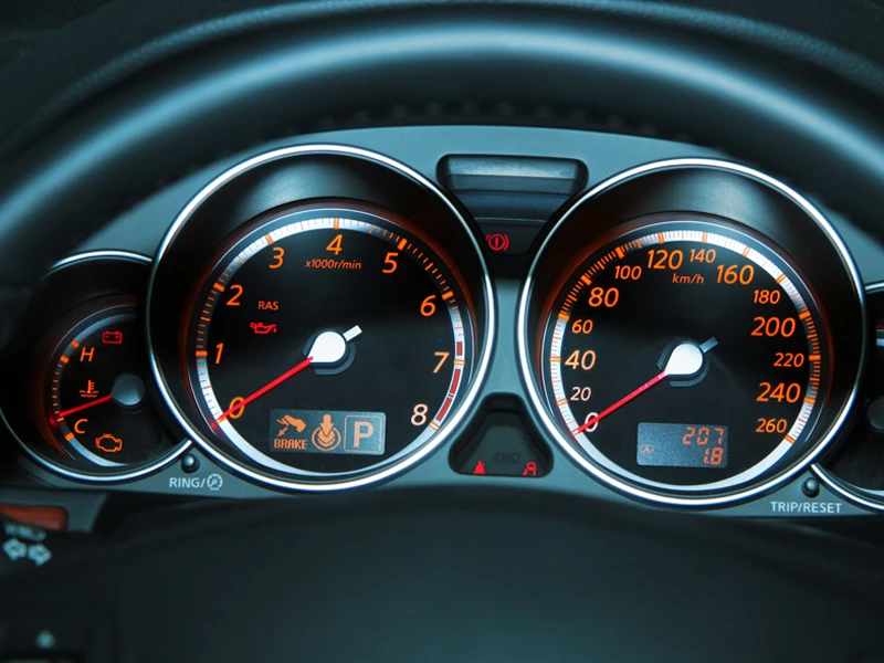 Приборная панель авто, индикатор уровня бензина, спидометр, уровень прогрева двигателя