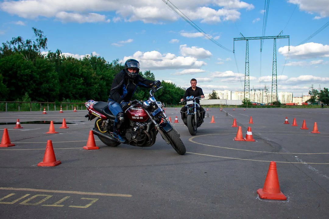 мотоциклист едет на автодроме