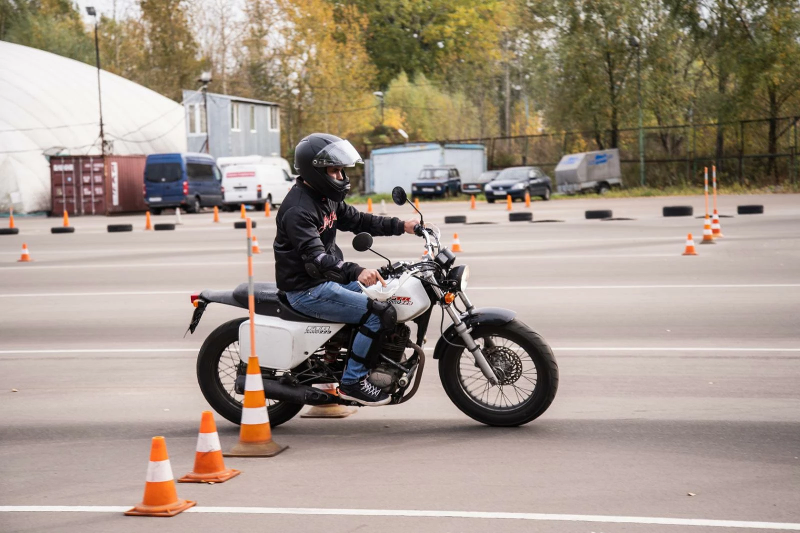 мотоциклист едет на автодроме