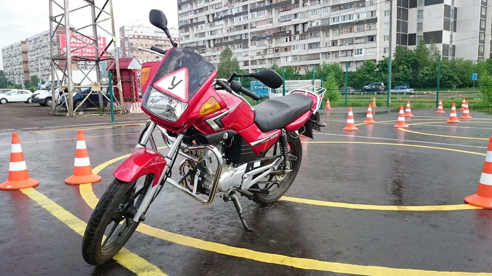 мотоцикл ученика на фоне города