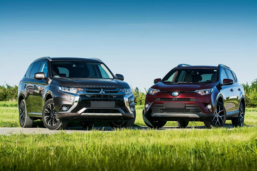 Кроссовер и Rav4 на зеленом поле