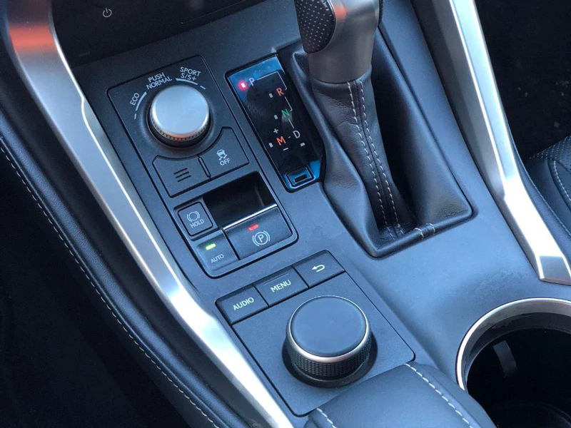 Lexus NX200T Z10 АКПП приборная панель