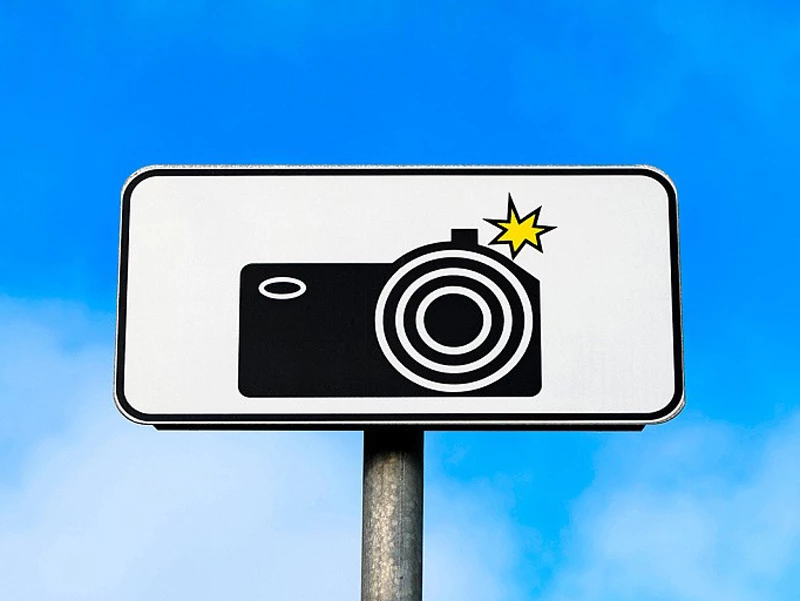 знак камера на фоне голубого яркого неба