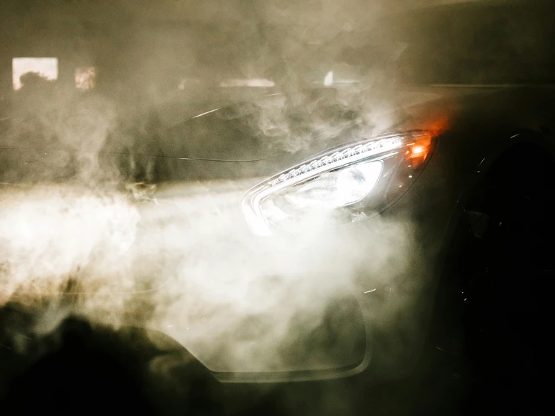 автомобиль в дыму ночью