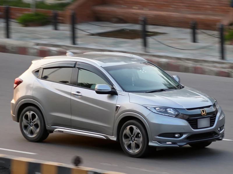 хонда везель первое поколение едет по улице города