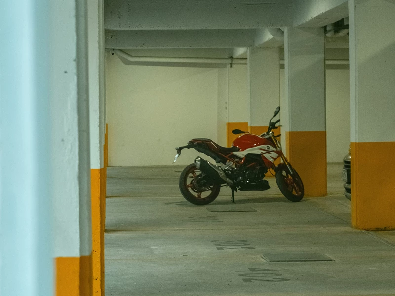 мотоцикл на крытой парковке стоит один светлые тона