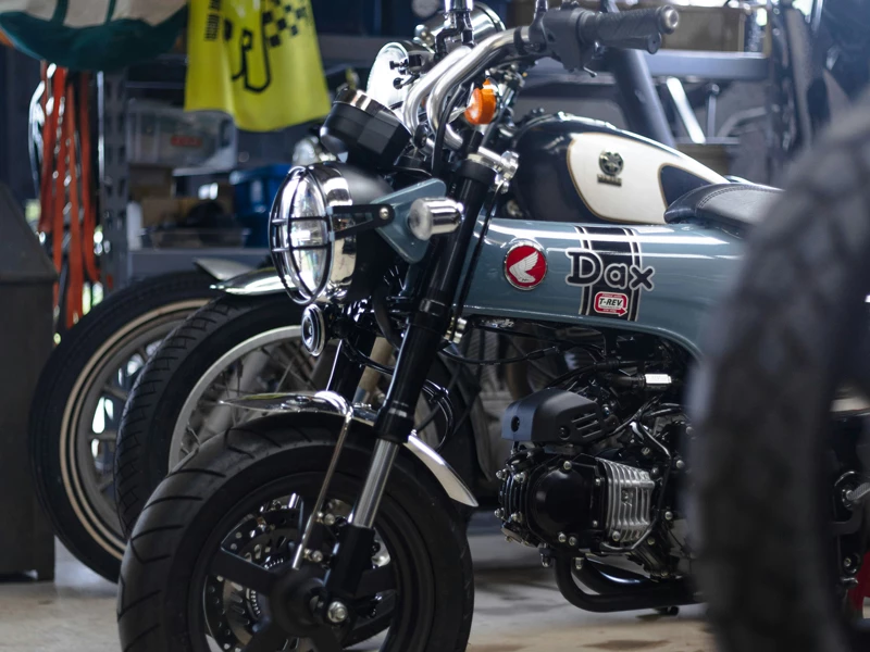 мотоциклы стоят в гараже