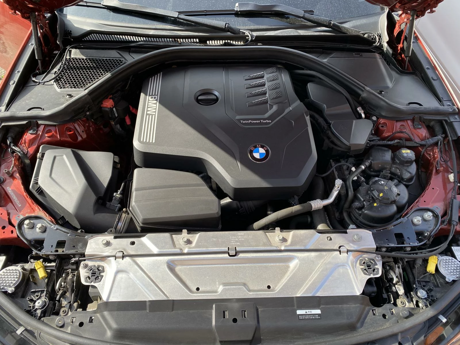 BMW 320i 2022 год  м пакет двигатель под капотом