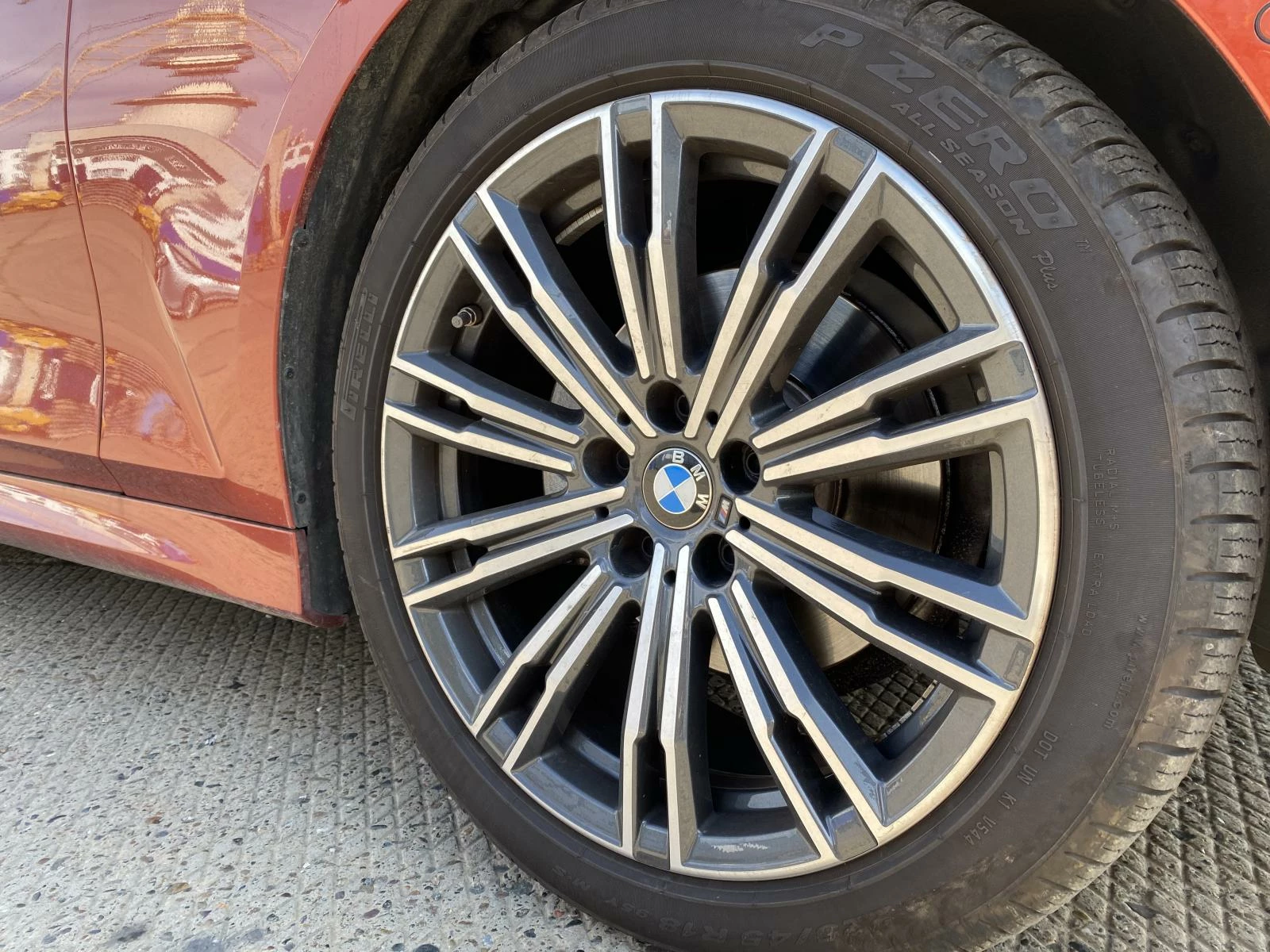 BMW 320i 2022 год м пакет колесо