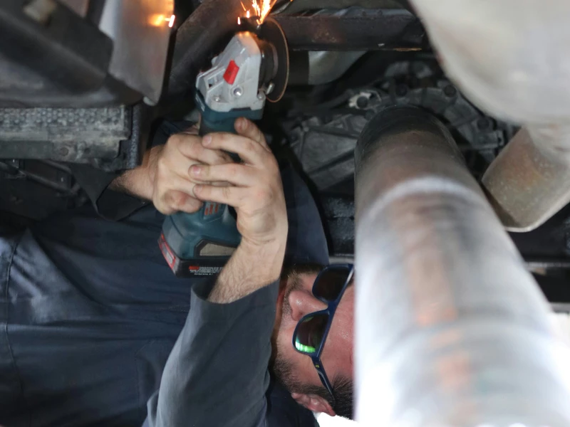 автомеханик турбиной пилит ходовку авто