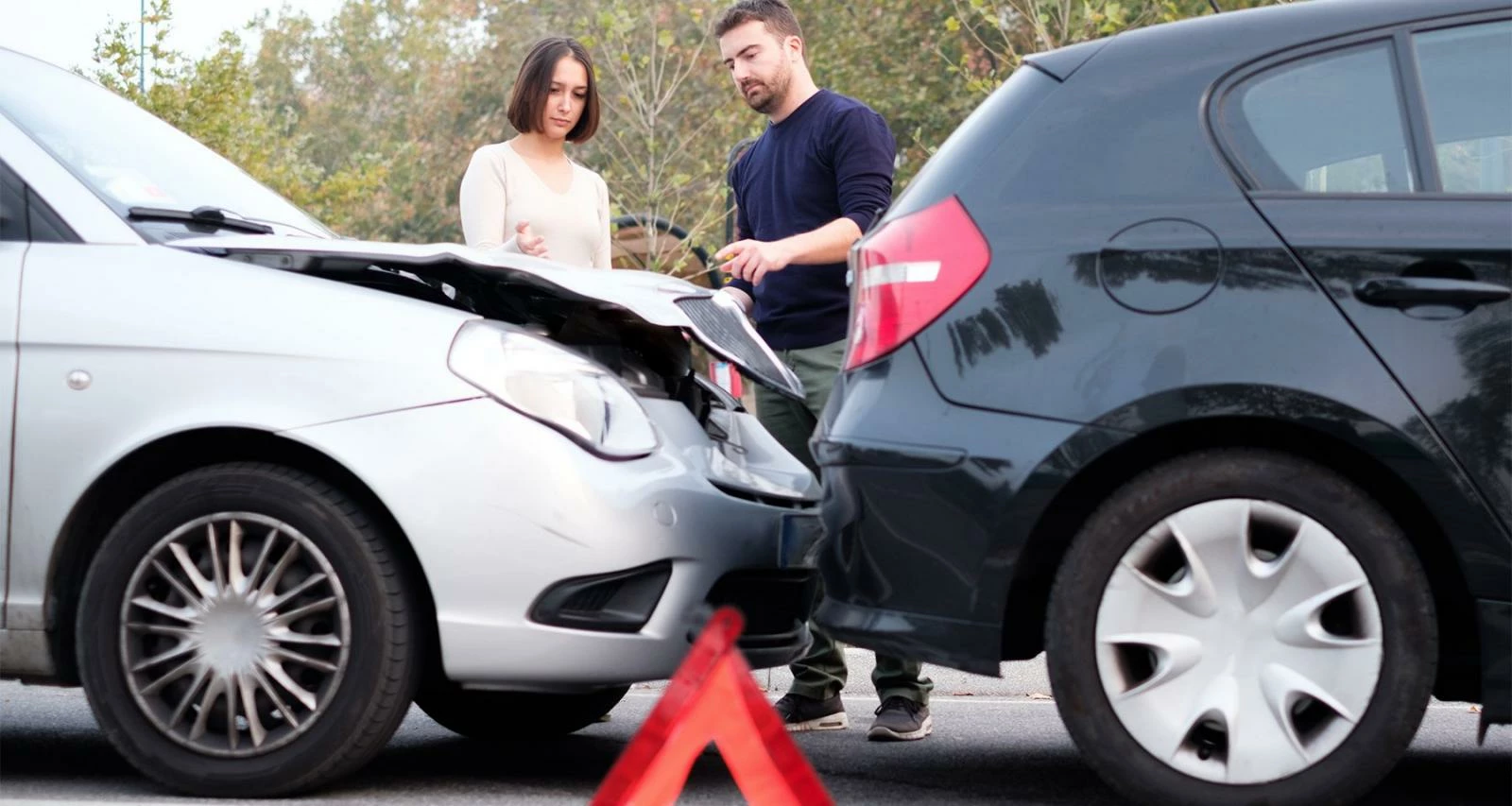 дтп автомобильная авария мужчина и женщина стоят рядом с автомобилями
