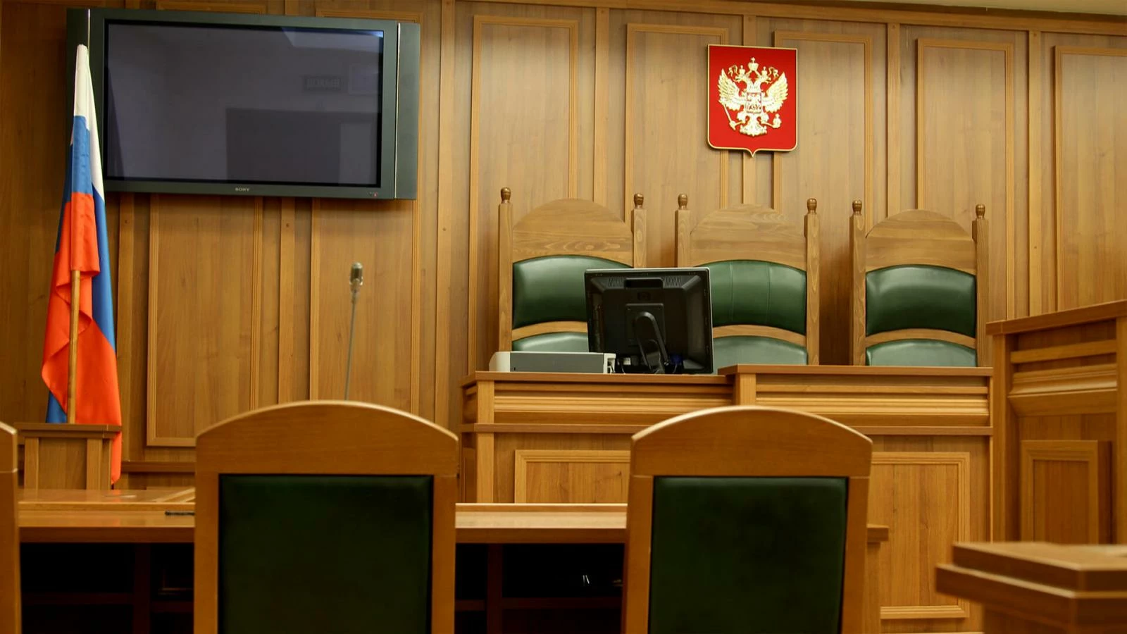 зал суда без людей