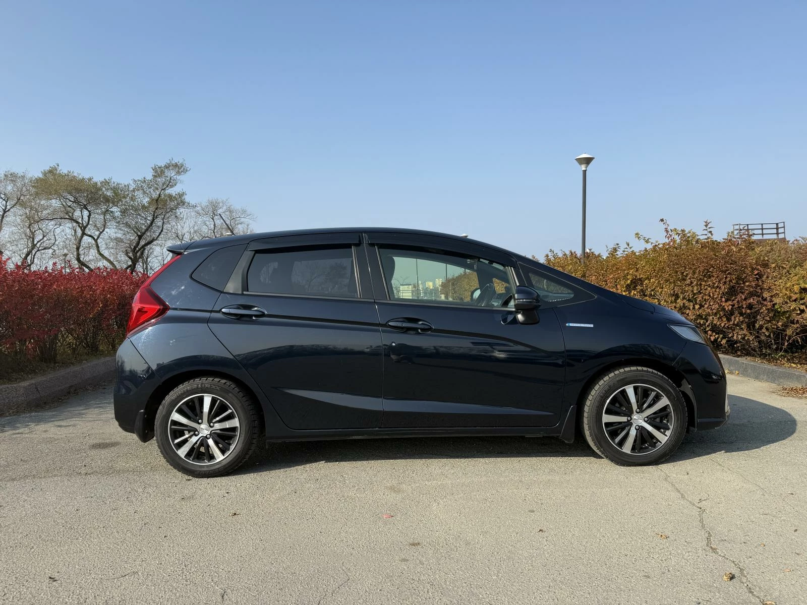 Honda Fit 3 поколение 2018 год синий цвет GP5 вид сбоку 
